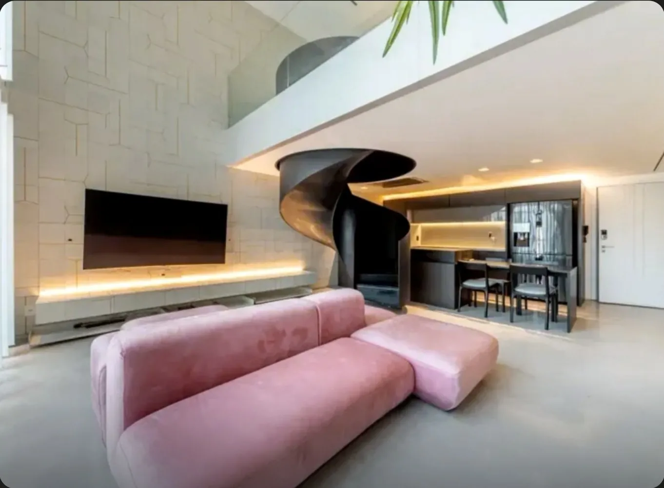 Duplex no Trend Nova Carlos Gomes, 74 m², andar alto, R$ 1,20 milhão. Fotografias da seleção Me Mostra.