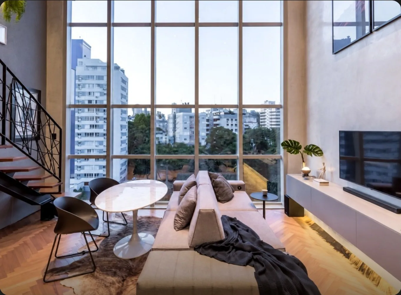 Duplex no Trend Nova Carlos Gomes, 74 m², andar médio, R$ 1,19 milhão. Fotografias da seleção Me Mostra.