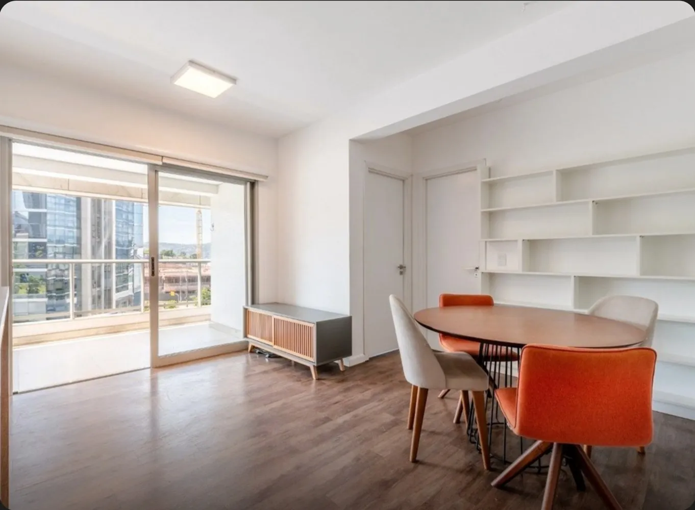 2 suítes no Trend Nova Carlos Gomes, 77 m², andar médio, R$ 930 mil. Fotografias da seleção Me Mostra.